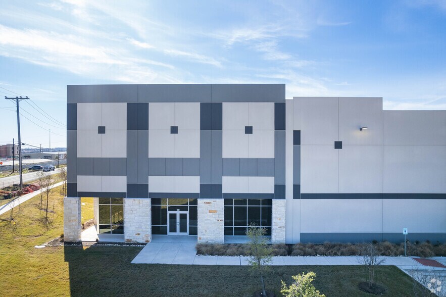 More Photos Of 1980 Kohlers Crossing, Kyle Warehouse For Lease