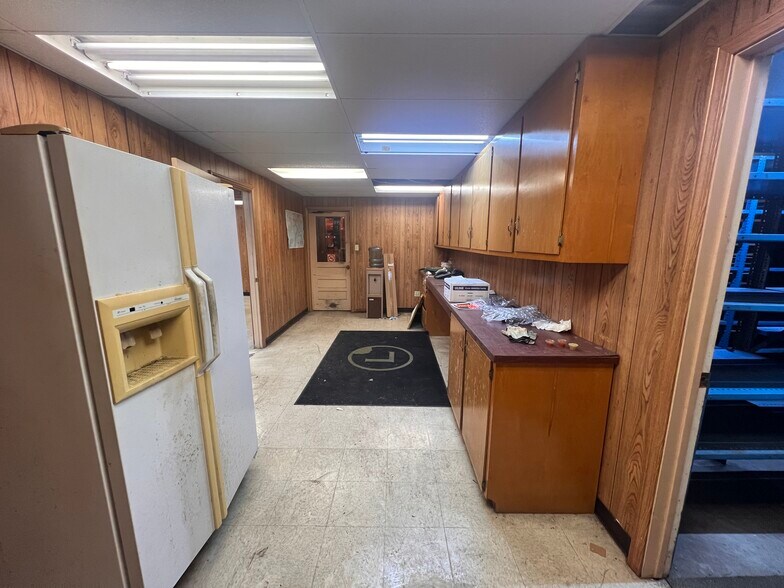 More Photos Of 13207 Highway 6, Santa Fe Auto Repair For Lease