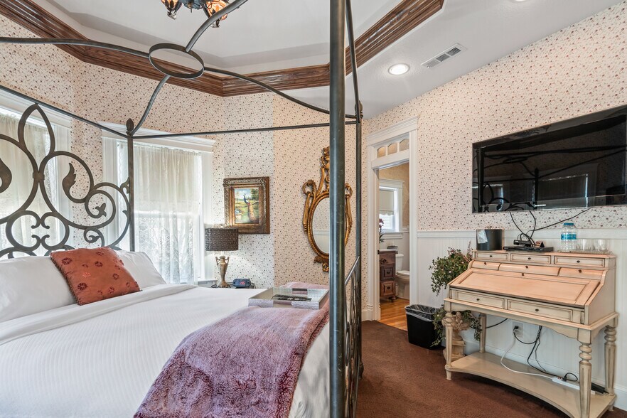 More Photos Of 306 N Main St, Bentonville Hospitality For Sale