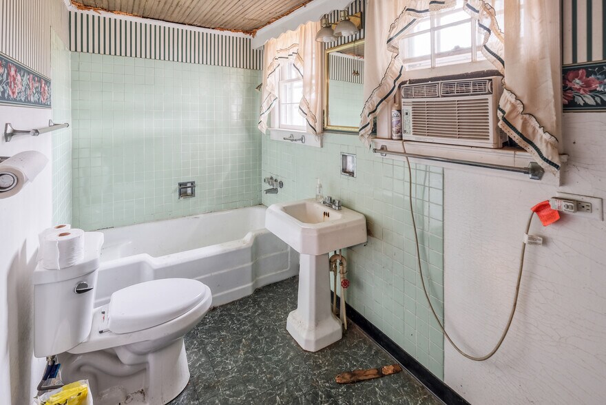 More Photos Of 163 Old Buncombe Rd, Union Specialty For Sale