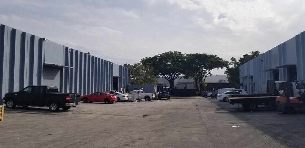 More Photos Of 7963 NW 33rd St, Doral Warehouse For Lease