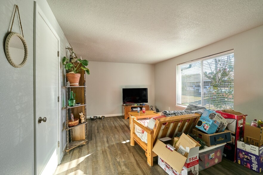 More Photos Of 880 N Pershing St, Mount Angel Apartments For Sale