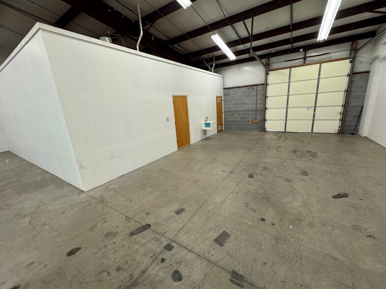 More Photos Of 3702 Neal Dr, Knoxville Light Manufacturing For Lease