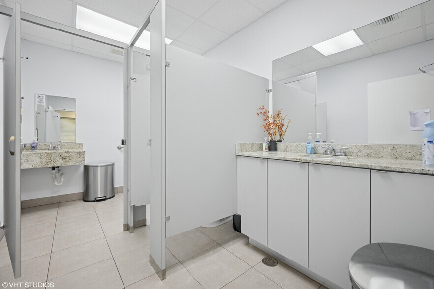 More Photos Of 10405 NW 37th Ter, Doral Warehouse For Lease