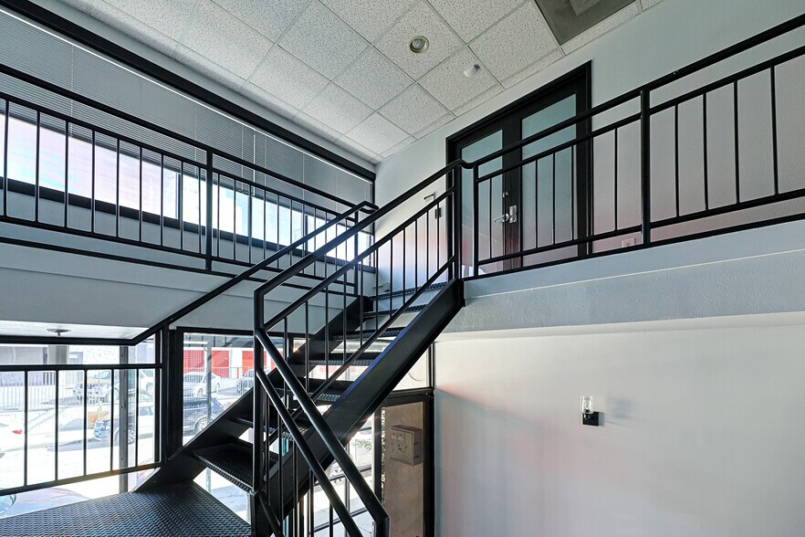 More Photos Of 1041 N Mansfield Ave, Los Angeles Light Distribution For Lease