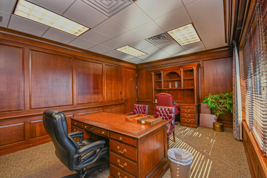 More Photos Of 220 Mckenzie Ave, Panama City Office For Sale
