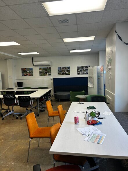 More Photos Of 583 Harris Ave, Providence Flex For Sale