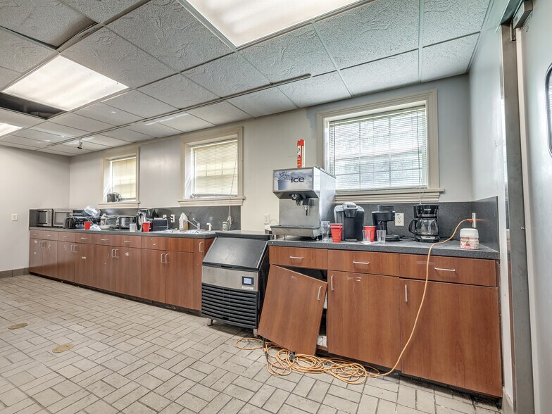 More Photos Of 702 S Lahoma Ave, Norman Dormitory For Sale