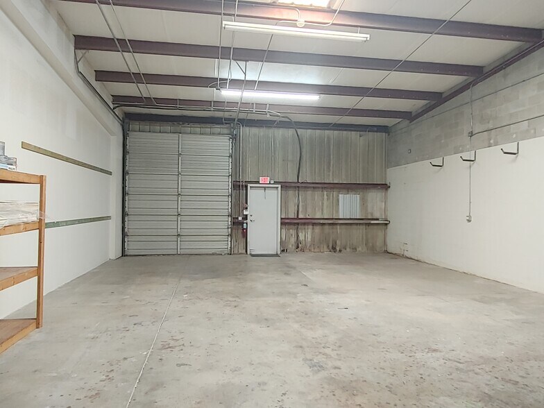 More Photos Of 4366 Independence Ct, Sarasota Warehouse For Lease