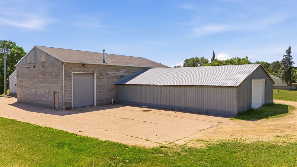 More Photos Of 520 W Broadway St, Blair Warehouse For Sale