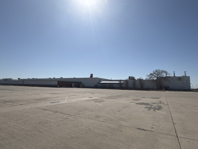 More Photos Of 3401 E 4th Ave, Hutchinson Warehouse For Sale