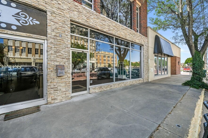 Primary Photo Of 119 W Kingsmill Ave, Pampa Storefront Retail Office For Sale