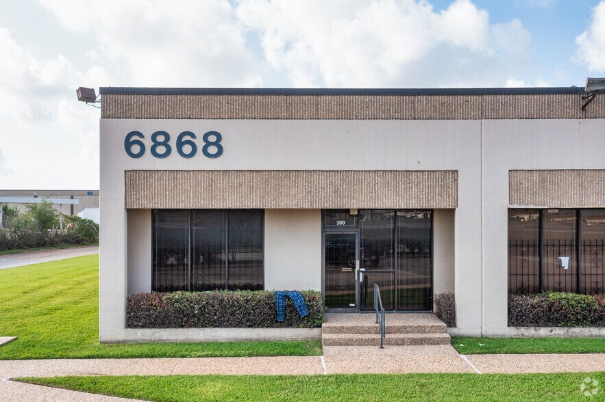 More Photos Of 6868 N Loop Fwy E, Houston Light Distribution For Lease