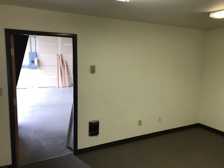 More Photos Of 45 SE Bridgeford Blvd, Bend Warehouse For Lease