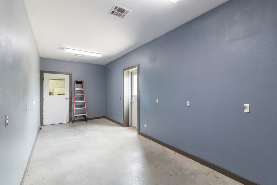 More Photos Of 7502 E State Highway 21, Bryan Warehouse For Lease