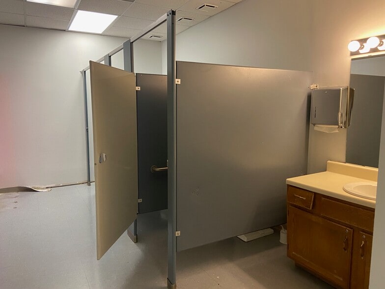 More Photos Of 509 Mineral Trace, Birmingham Light Distribution For Lease