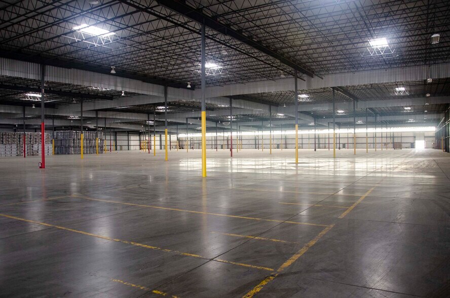 More Photos Of 4200 N Industrial Blvd, Kingman Distribution For Lease
