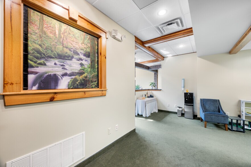 More Photos Of 132 Main St, Southington Bank For Lease