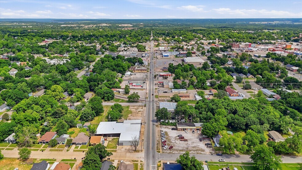 More Photos Of 613 S Armstrong Ave, Denison Warehouse For Sale