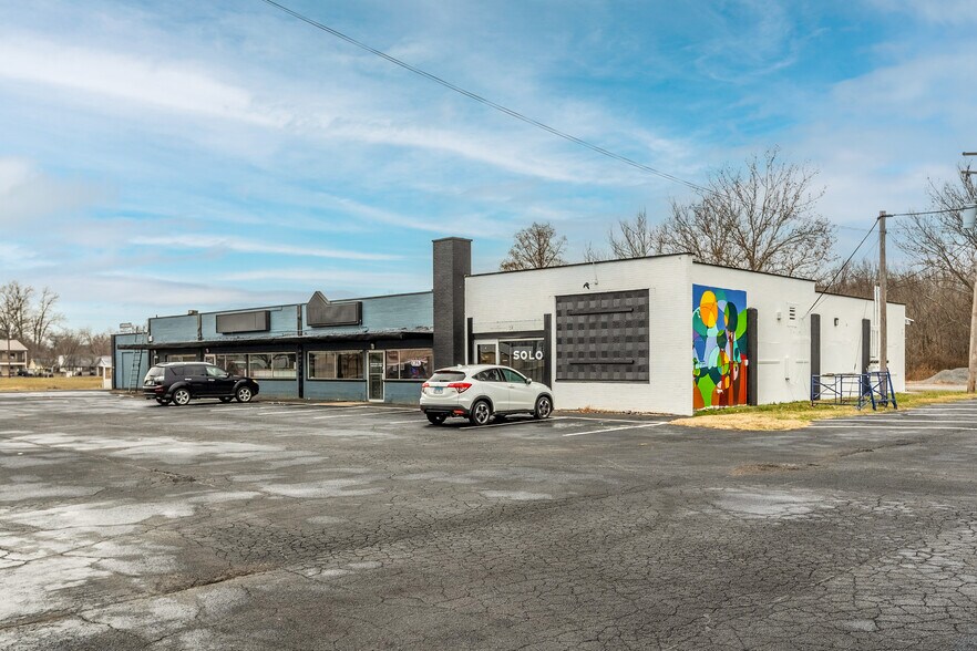 More Photos Of 828 E Main St, Carbondale General Retail For Sale