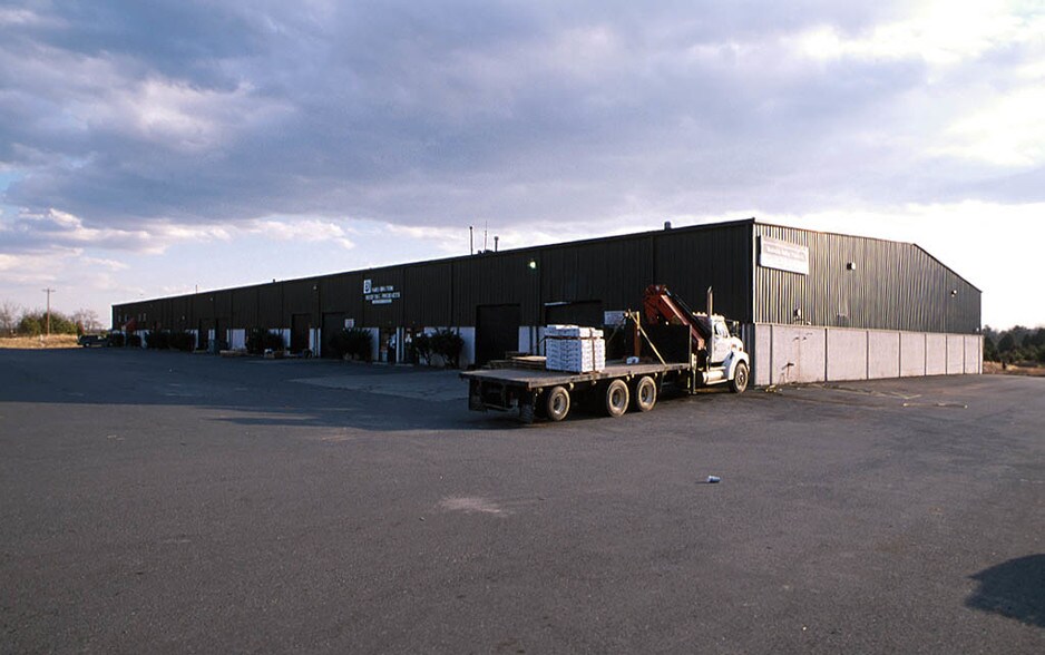 More Photos Of 7008 Wellington Rd, Manassas Warehouse For Lease