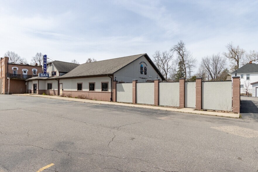 More Photos Of 740 Washington St, Wausau Bar For Sale