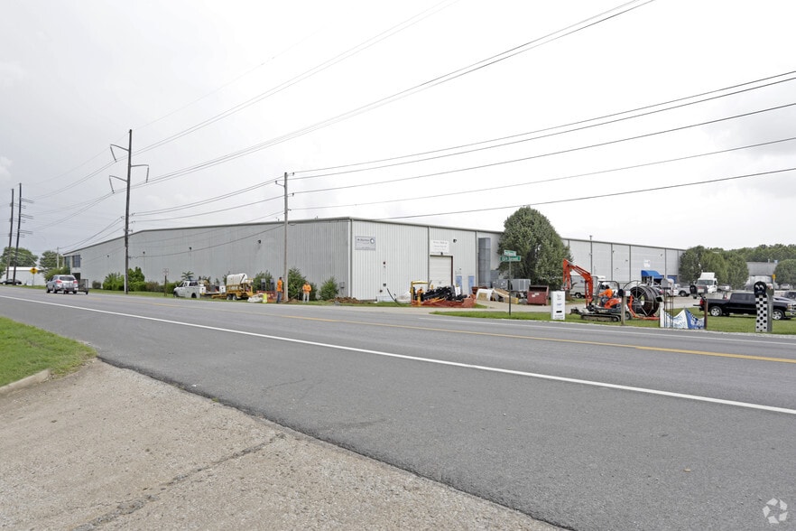 More Photos Of 1421 E 15th St, Fayetteville Warehouse For Lease
