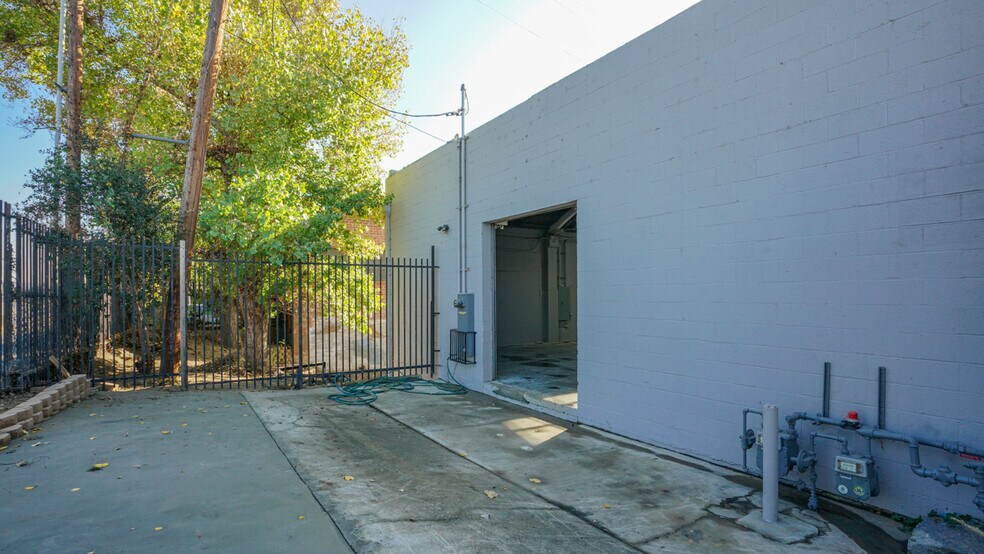 More Photos Of 2431 Eads St, Los Angeles Warehouse For Lease