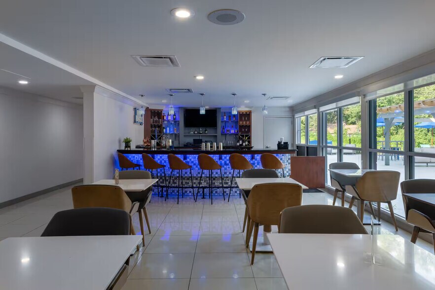 More Photos Of 1978 Village Green Way, Tallahassee Hotel For Sale