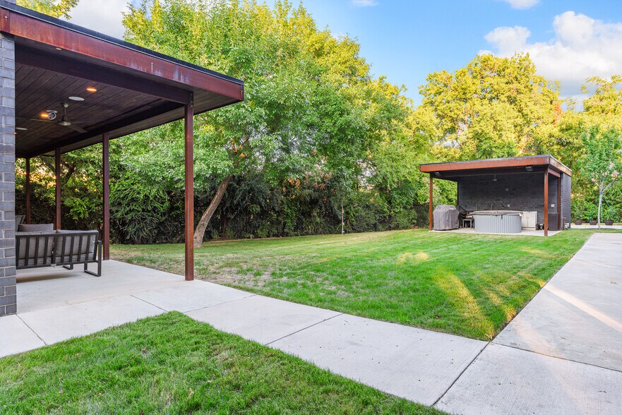 More Photos Of 4798 Iberia Ave, Dallas Office For Sale