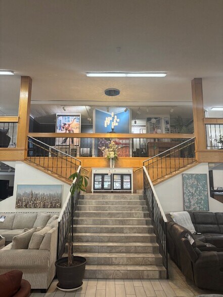 More Photos Of 620 Chester Ave, Bakersfield Showroom For Lease