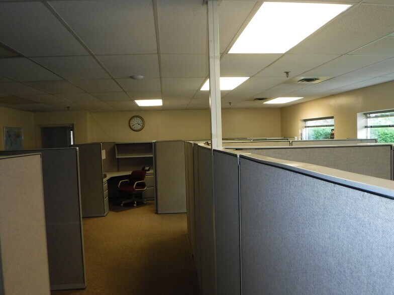 More Photos Of 4203 Curliss Ln, Batavia Office For Sale