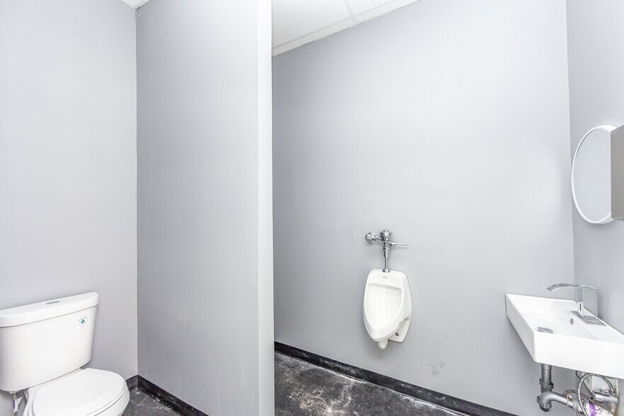 More Photos Of 600 Market, Bolivar Self Storage For Sale