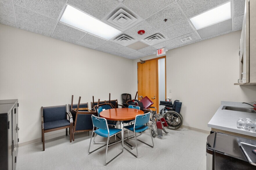 More Photos Of 290 Springfield Dr, Bloomingdale Medical For Lease