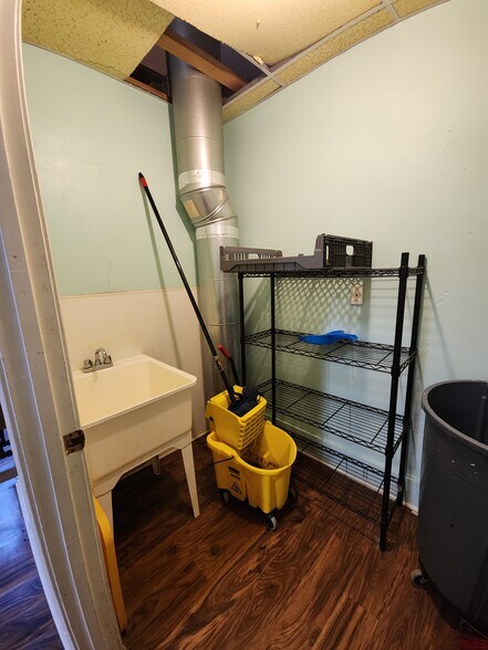 More Photos Of 1160-1164 S Brook St, Louisville Storefront Retail Office For Sale