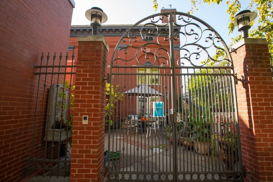 More Photos Of 1940 5th Ave, Pittsburgh Office For Sale