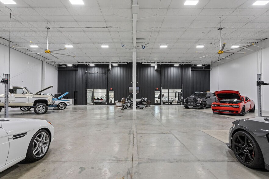 More Photos Of 3455 Centerpoint Dr, Grove City Warehouse For Lease