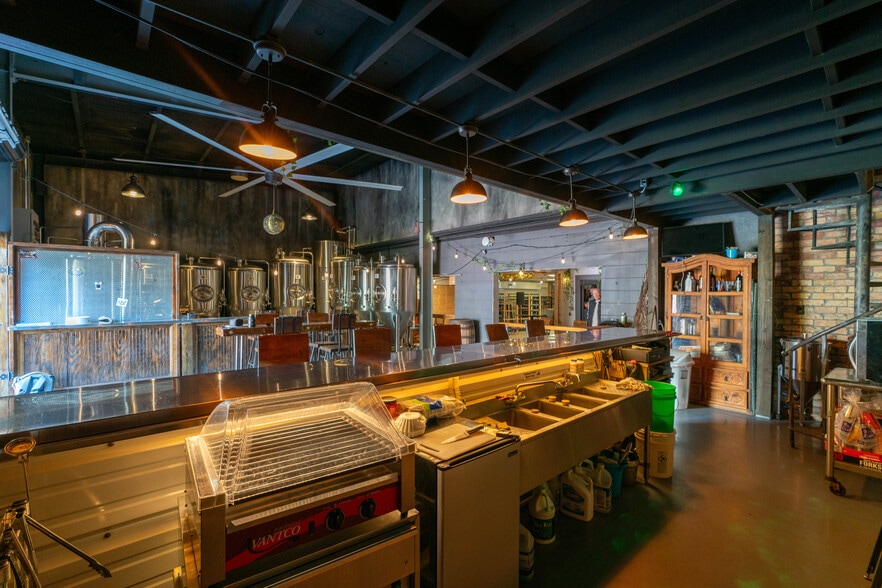 More Photos Of 1745 1st Ave S, Saint Petersburg Bar For Sale