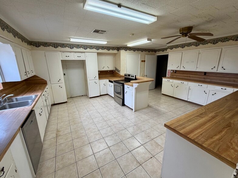 More Photos Of 831 FM 2917 Rd, Alvin Religious Facility For Sale