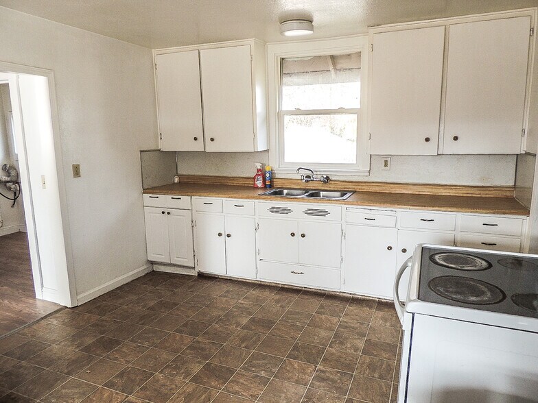 More Photos Of 1329 Todd Rd Ext, Lakeport Flex For Sale