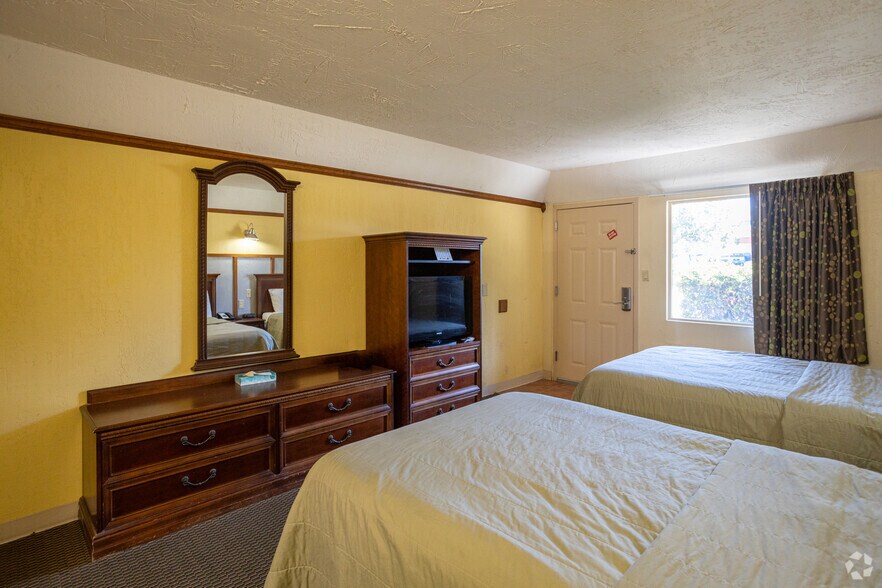 More Photos Of 220 N 2nd St, Canadian Hotel For Sale