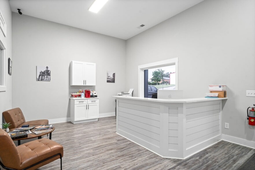 More Photos Of 1811 Mercantile Dr, Clarksville Light Distribution For Lease