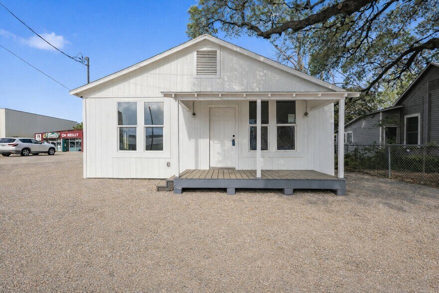 More Photos Of 1410 Fannin St, Columbus Office For Sale