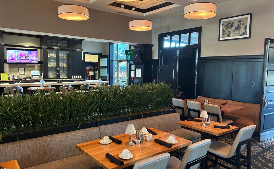 More Photos Of 1110 Willow Rd, Northbrook Hotel For Lease