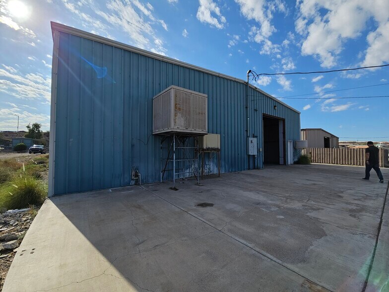 More Photos Of 3829 Rising Sun Rd, Bullhead City Distribution For Lease