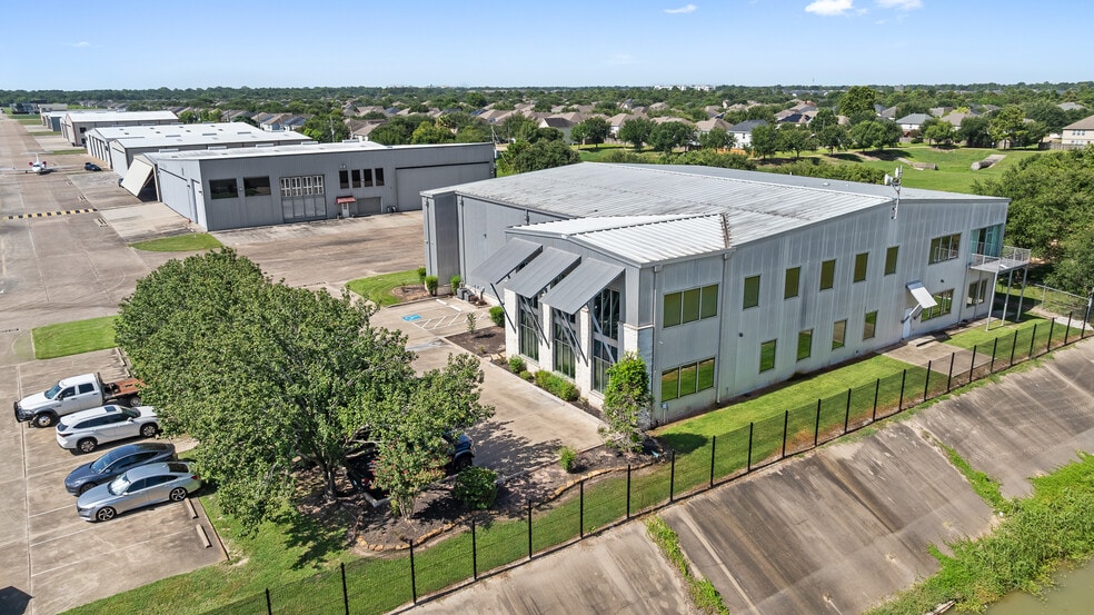 More Photos Of 18000 Groeschke Rd, Houston Airplane Hangar For Lease