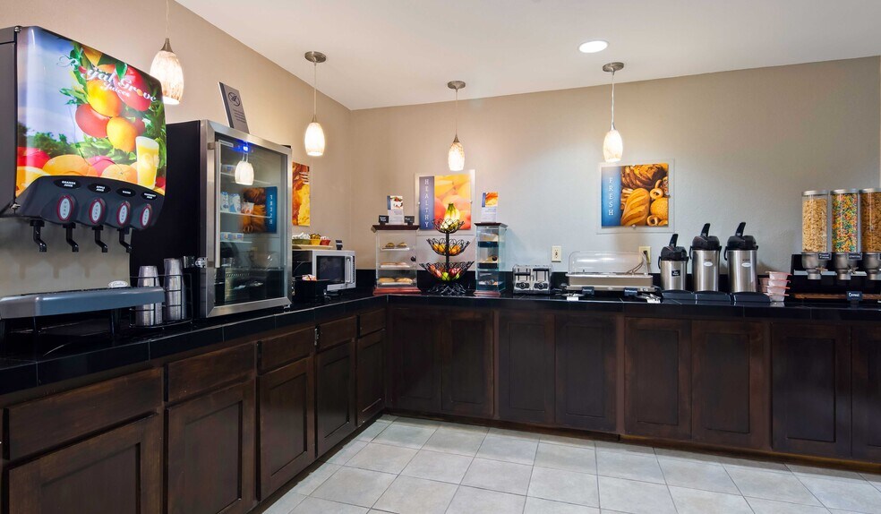 More Photos Of 206 S Cedar St, Borger Hotel For Sale