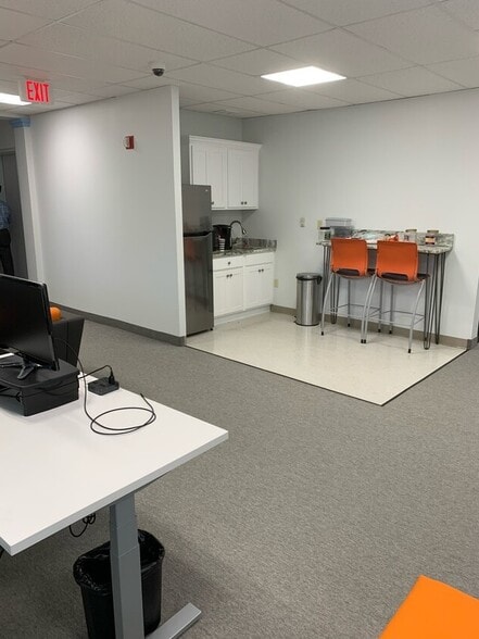 More Photos Of 505 Thornall St, Edison Office For Lease