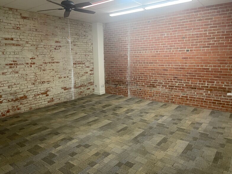 More Photos Of 22427 Meekland Ave, Hayward Self Storage For Lease