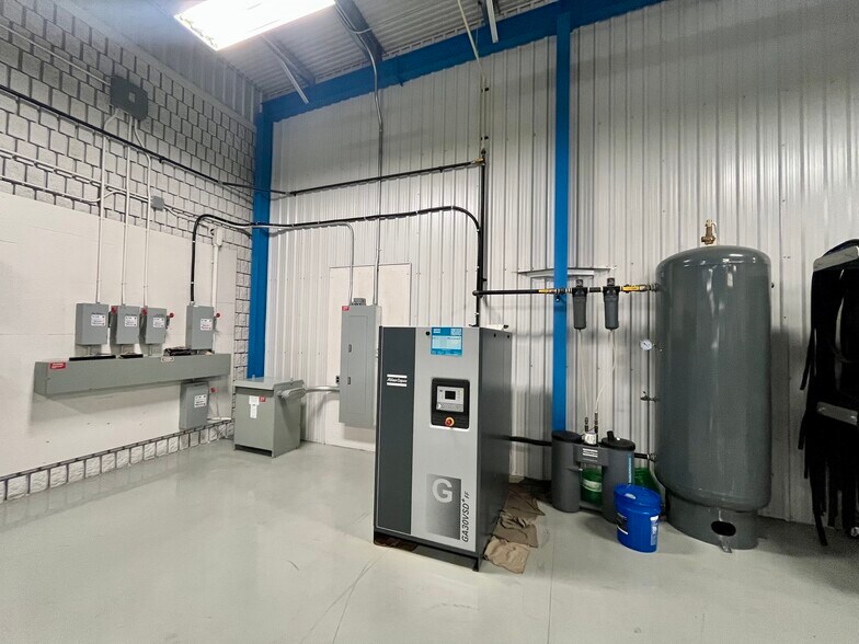 More Photos Of 95 Rankin St, Waterloo Flex For Sale